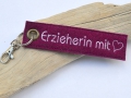 Bild 1 von Schlüsselanhänger Filz Erzieherin mit Herz  / (Variante) beere/ weiße Schrift