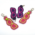 Bild 2 von Schlüsselanhänger Sonnenbrille  / (Variante) pink, neon mit  Karabiner