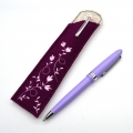 Etui Stiftehalter schmal Filz für 1 bis 2 Kugelschreiber Blumen  / (Variante Motiv) Filz beere mit hellrosa Ranke