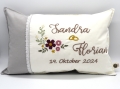 Bild 1 von Kissen zur Hochzeit mit Name und Blumen  45x30cm